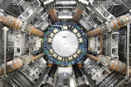 Bugünkü BHÇ Çarpıştırıcısı, Eski Hızlandırıcının Tüneli İçindedir CERN de 1989 da 27 kilometre uzunlukta dairesel bir tünel yapıldı ve LEP (Large Electron-Positron) adlı çarpıştırıcı bu tünelde