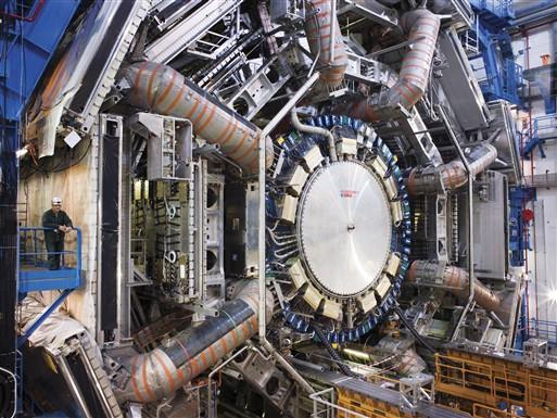 CERN İşbirlikleri: ATLAS ATLAS(A Toroidal LHC ApparatuS) Büyük Hadron Çarpıştırıcısında proton çarpışmaları sonucunda ortaya çıkan fizik süreçlerini inceleyen çok amaçlı algıç