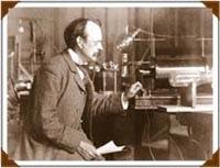İlk parçacık: e- PF macerası 1897'de J.J.Thomson'ın elektronu ( corpuscules ) keşfetmesiyle başlar.