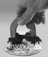 MIKNATISLA AYIRMA Mıknatıslar demir, nikel ve kobalt gibi maddelerden yapılmış cisimleri çeker.